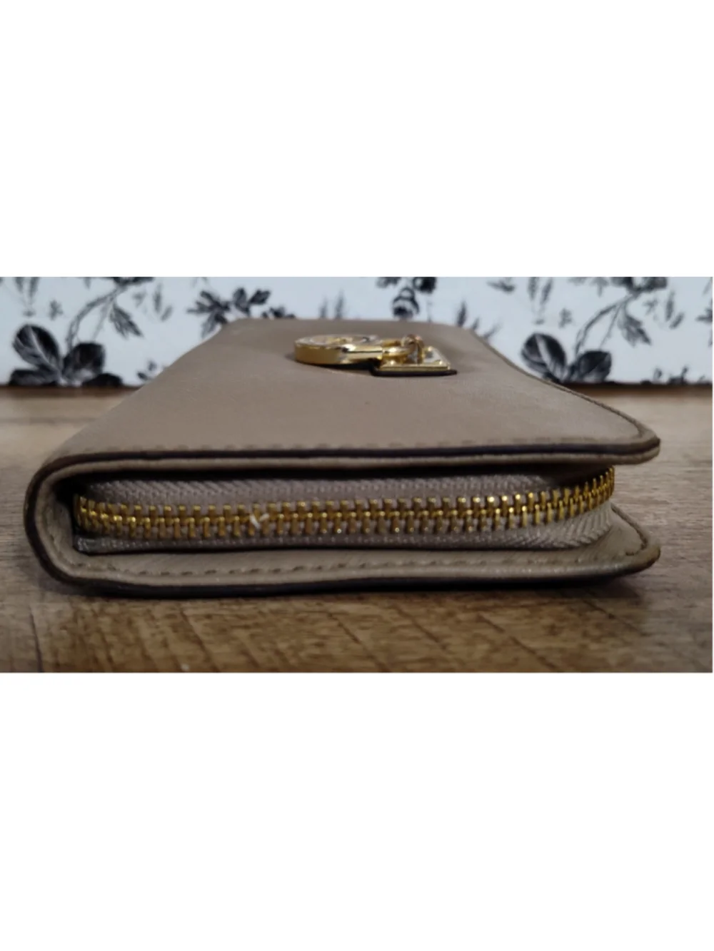 Women's Michael Kors Wallet One Size Beige Gold